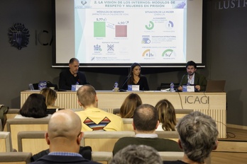 Aratz Estonba (Colegio de Abogacía de Gipuzkoa), Nahikari Borda (oficina del Ararteko) y Mikel Anderez (EHU), en el panel que ha expuesto la realidad en las prisiones. 
