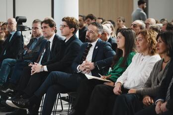 Denis Itxaso, sentado junto al alcalde, Jon Insausti.