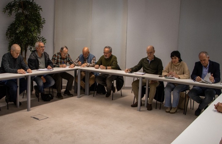 Un momento del encuentro mantenido por EH Bildu y varias asociaciones de pensionistas.