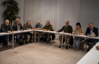 Un momento del encuentro mantenido por EH Bildu y varias asociaciones de pensionistas.