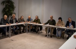 Un momento del encuentro mantenido por EH Bildu y varias asociaciones de pensionistas.