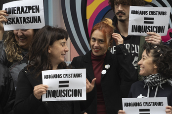 Ane Lindane junto a algunas de las personas que se han concentrado ante los juzgados de Bilbo.