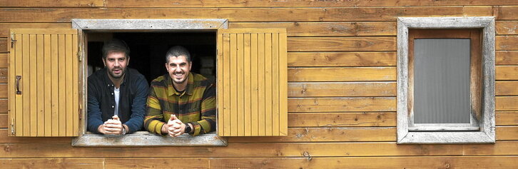 Imanol Zubelzu, Mantalako ordezkaria, ezkerrean. Eskuinean, Javi Rivero sukaldaria. Jagoba Manterola | FOKU