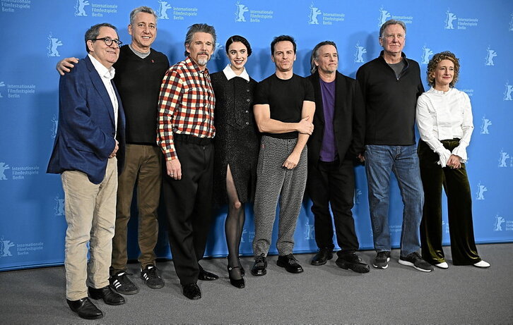 Michael Barker, John Sloss, Ethan Hawke, Margaret Qualley, Andrew Scott, Richard Linklater, Mike Blizzard y la directora de la Berlinale, Tricia Tuttle, posan en la sesión de fotos de «Blue Moon» durante la 75ª edición del festival alemán.
