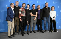 Michael Barker, John Sloss, Ethan Hawke, Margaret Qualley, Andrew Scott, Richard Linklater, Mike Blizzard y la directora de la Berlinale, Tricia Tuttle, posan en la sesión de fotos de «Blue Moon» durante la 75ª edición del festival alemán.