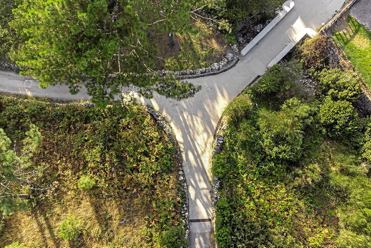 En las imágenes, la obra de la arquitecta María Fandiño en el entorno del río Vilar.