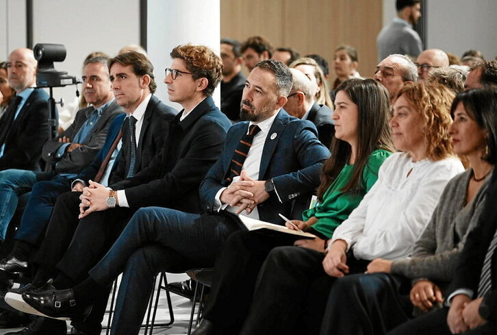Denis Itxaso junto al alcalde de Donostia, Jon Insausti.