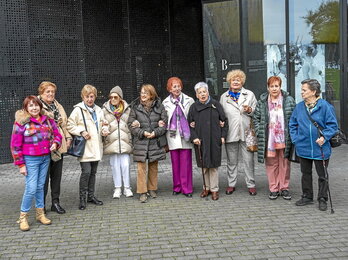 Algunas de las mujeres que han aportado su testimonio visitaron ayer el museo Balenciaga.