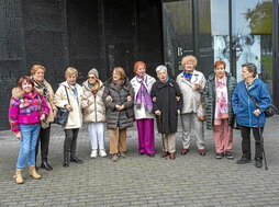 Algunas de las mujeres que han aportado su testimonio visitaron ayer el museo Balenciaga.