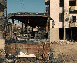 Soldados de la Guardia Nacional drusa, bajo las órdenes del líder religioso Hekmat al-Hijri, patrullan las calles de Sweida.