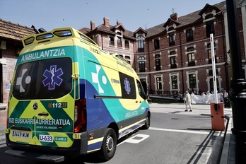 Ambulancia estacionada en el Hospital de Basurto, frente a una protesta realizada en el año 2024.