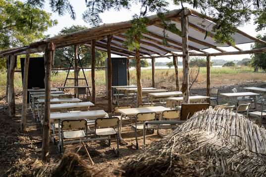 Arreglo y limpieza de las escuelas en el distrito de Bamako en Mali de cara al inicio del curso escolar