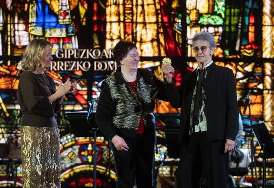 Iriondoren senideek jaso dute domina, zertxobait hunkituta eta eskertuta.