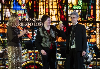 Iriondoren senideek jaso dute domina, zertxobait hunkituta eta eskertuta.