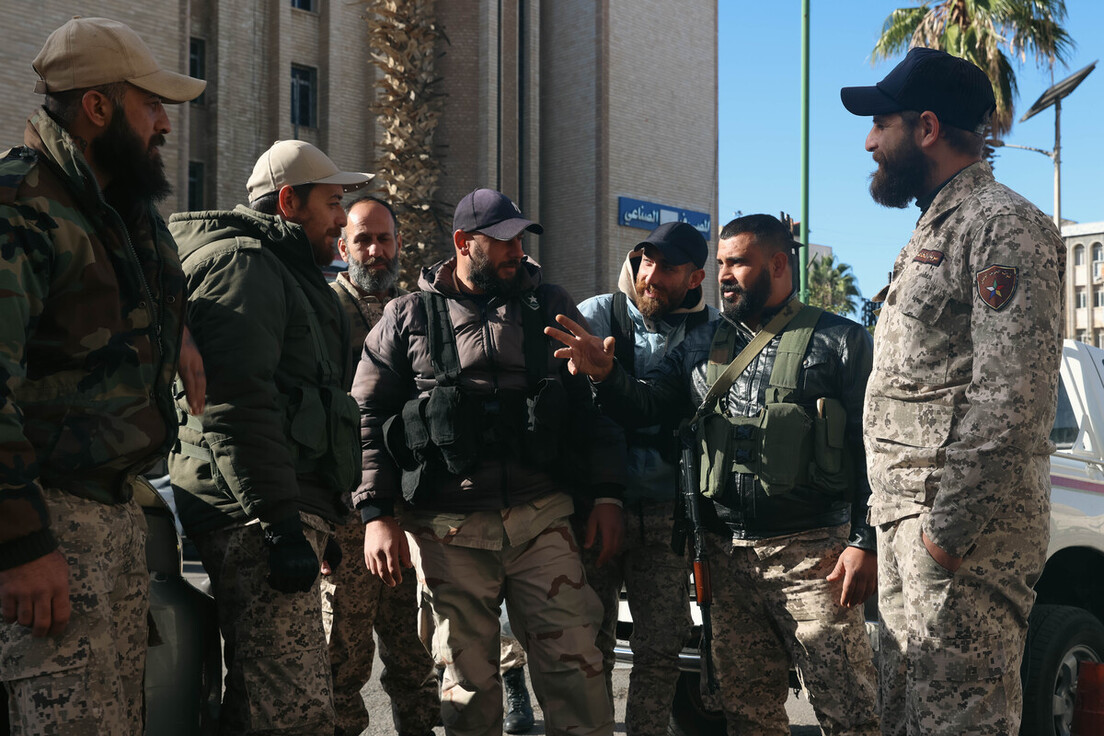  Soldados de la Guardia Nacional drusa, bajo las órdenes del líder religioso Hekmat al-Hijri, patrullan las calles de Sweida.
