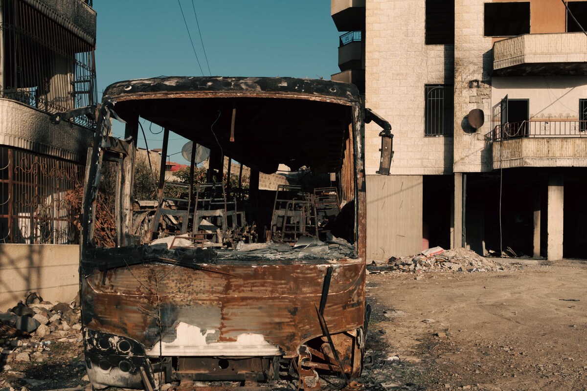 Vehículos incendiados dan cuenta de la violencia del ataque de las fuerzas gubernamentales. (Laurrent PERPIGNA IBAN)