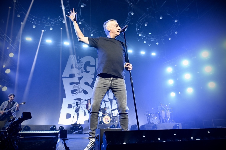 ‘Bixotza suten’ kantuarekin eman diote hasiera kontzertuari Gatibu taldekoek. ‘Bixotza suten’ kantuarekin eman diote hasiera kontzertuari Gatibu taldekoek.