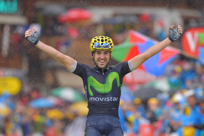 Izagirre en 2016, celebrando su primera victoria de etapa en el Tour.