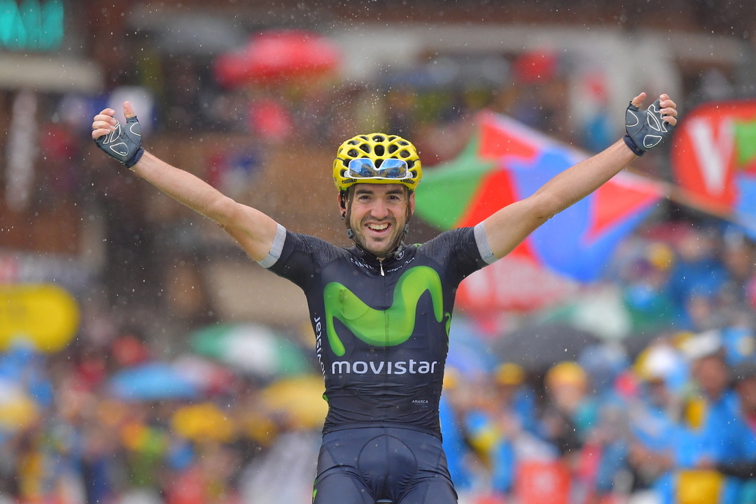 Izagirre en 2016, celebrando su primera victoria de etapa en el Tour.