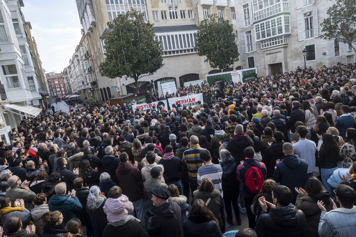 La concentración en la Plaza del Arca de Gasteiz para pedir justicia para Kerman Villate ha reunido a numerosas personas.