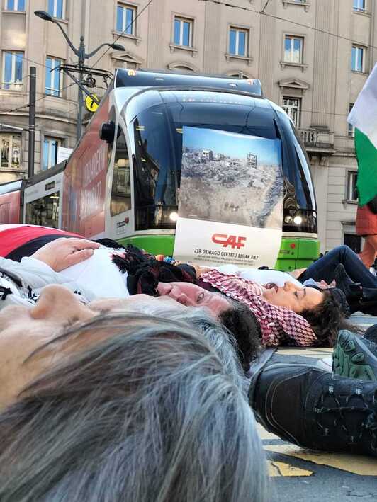 Activistas han cortado el paso al tranvía en la plaza Circular.