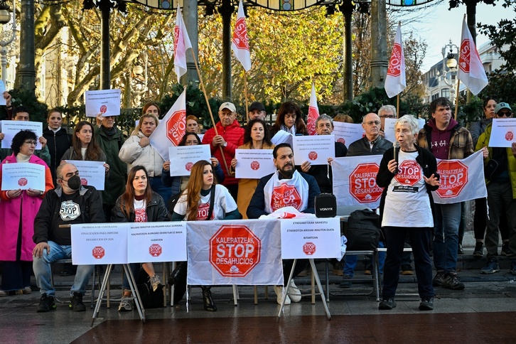 Rueda de prensa de Stop Desahucios en Donostia.