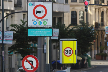 Señales que advierten de la Zona de Bajas Emisiones en Bilbo.