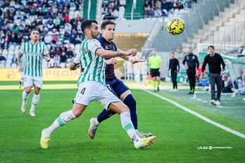 Álex Martín y Corpas intentan llegar al balón en el partido de Segunda entre Córdoba y Eibar en el Nuevo Arcángel.