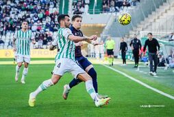 Álex Martín y Corpas intentan llegar al balón en el partido de Segunda entre Córdoba y Eibar en el Nuevo Arcángel.