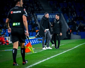 Sergio conversa con el cuarto árbitro en su último partido en Anoeta como entrenador de la Real.