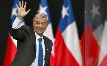 El candidato ultraderechista Juan Antonio Kast, en el cierre de campaña en un mitin en Temuco, en territorio mapuche.