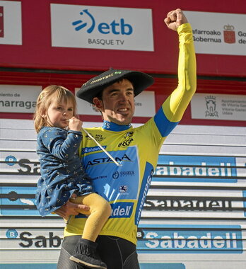 Ion Izagirre, en el podium de la Itzulia de 2019 con la txapela de campeón y su hija en brazos.