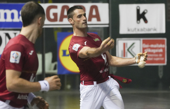 Albisuk oso ongi eutsi du atzeko koadroetan, defentsa izugarria erakutsiz.