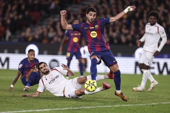 Catena trata de evitar un remate de Ferrán Torres.