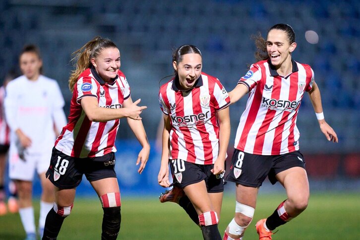 Agote celebra el gol de la sentencia con Sara Ortega y Maite Zubieta.
