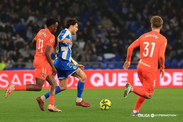 Ochieng presiona a Jurado ante la mirada de Aguirre.