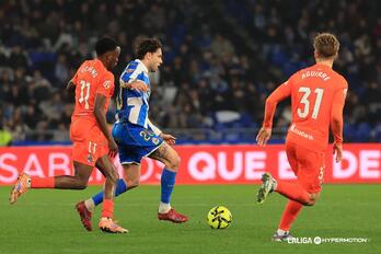 Ochieng presiona a Jurado ante la mirada de Aguirre.