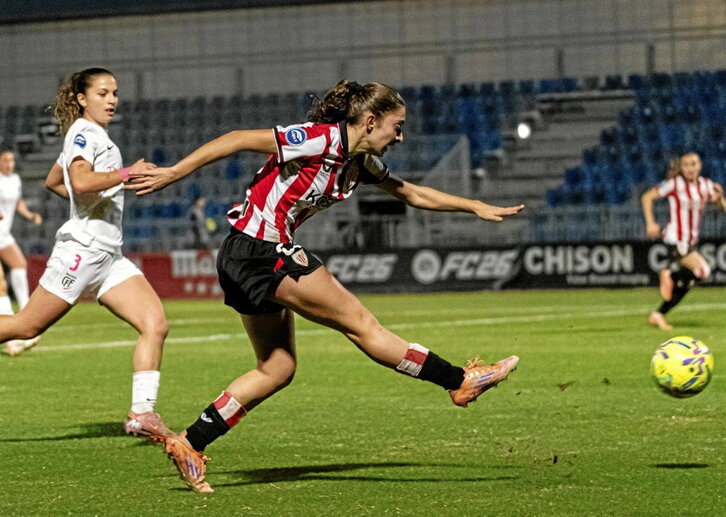 Gurtubay dispara a puerta para anotar su primer gol como leona.