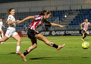Gurtubay dispara a puerta para anotar su primer gol como leona.