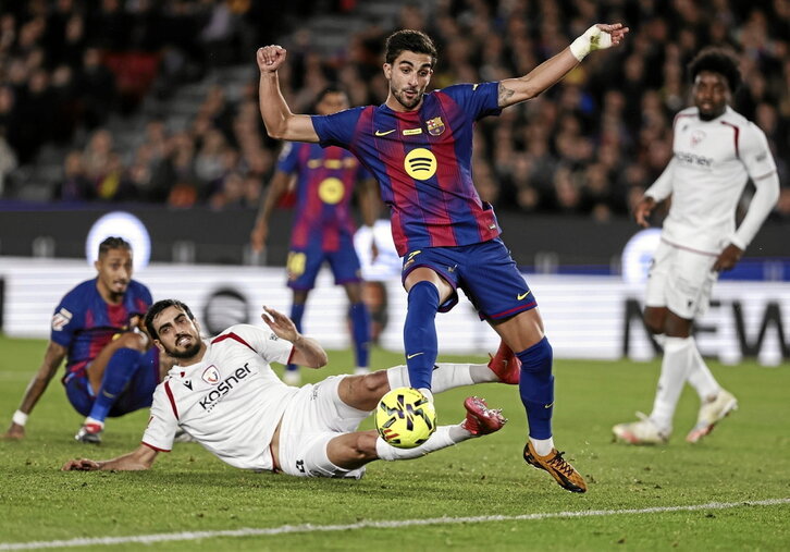 Catena trata de evitar un remate de Ferrán Torres.