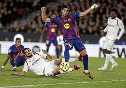 Catena trata de evitar un remate de Ferrán Torres.