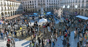 Aurreko orrialdean, Zumarragako Euskadi plazako giroa. Lerro hauen alboan, barazkiak salgai eta zaldiak ikusgai.