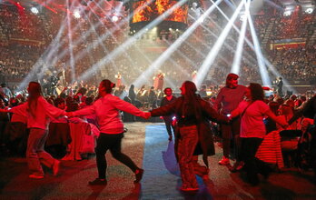 Galako jantzi zen Illunbe Ura Bere Bidean kantuz ikuskizuna hartzeko, Lehen orrialdean, ikuskizunean zehar egon zen giroa eta lerro hauen alboan, Neomak.