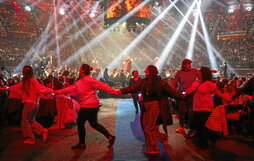 Galako jantzi zen Illunbe Ura Bere Bidean kantuz ikuskizuna hartzeko, Lehen orrialdean, ikuskizunean zehar egon zen giroa eta lerro hauen alboan, Neomak.