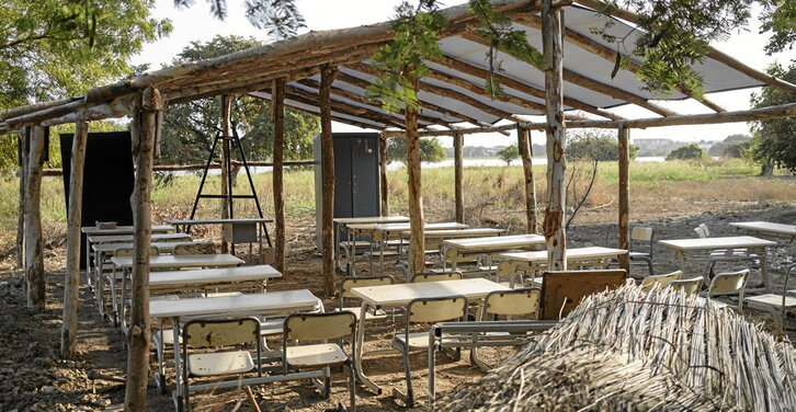 Arreglo y limpieza de las escuelas en el distrito de Bamako, en Mali, de cara al inicio del curso escolar.