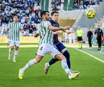 Áles y Corpas intentan alcanzar el balón.