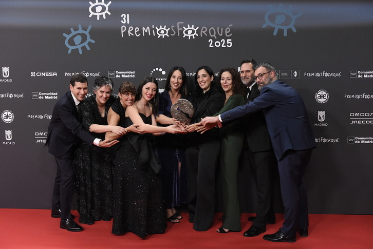 Equipo de 'Los domingos' con el galardón a mejor película.