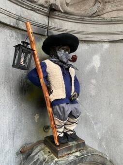 Manneken Pis Olentzeroz jantzita. 