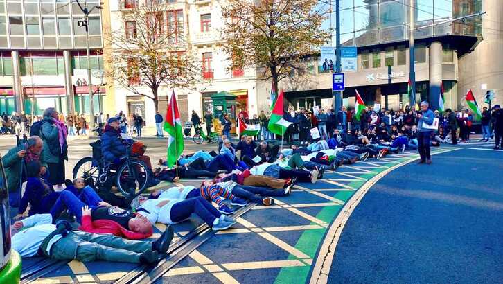 Activistas han cortado el paso al tranvía en la plaza Circular.