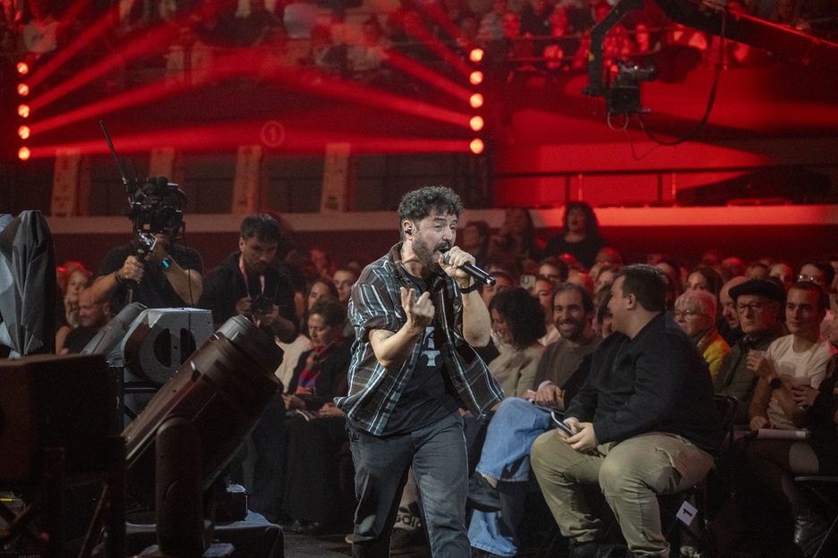 Xabi Solano publiko artean. Xabi Solano publiko artean.